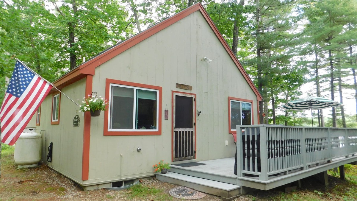West Poland House | Beautifully updated pet-friendly home on Upper Range Pond.
