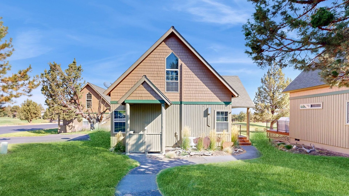 Redmond Ski Chalet | Beautifully updated, golf-course-front chalet with deck, pools, hot tubs & gyms