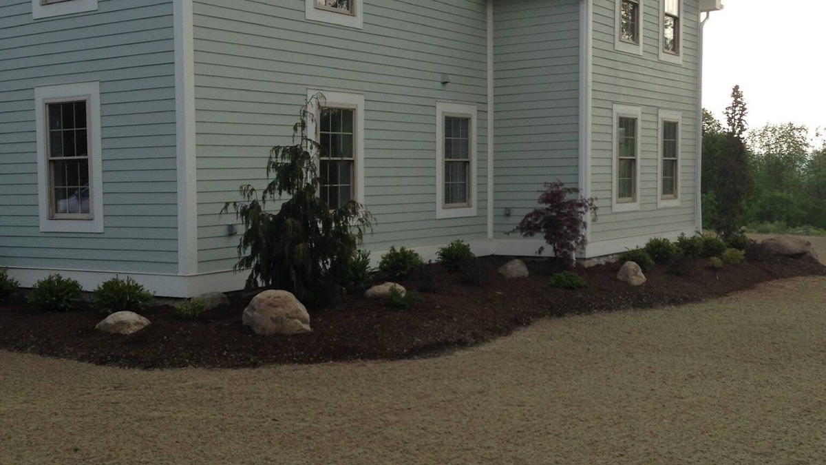 Dundee House | Beautifuly renovated 1840s farmhouse on the Keuka Lake wine trail.