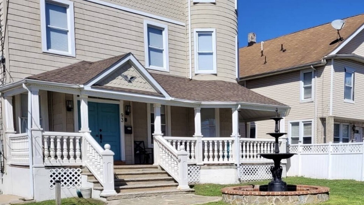 Long Branch House | Beauty by the Sea - 7bd Charming House 5min Walk to Beach - Pet Friendly