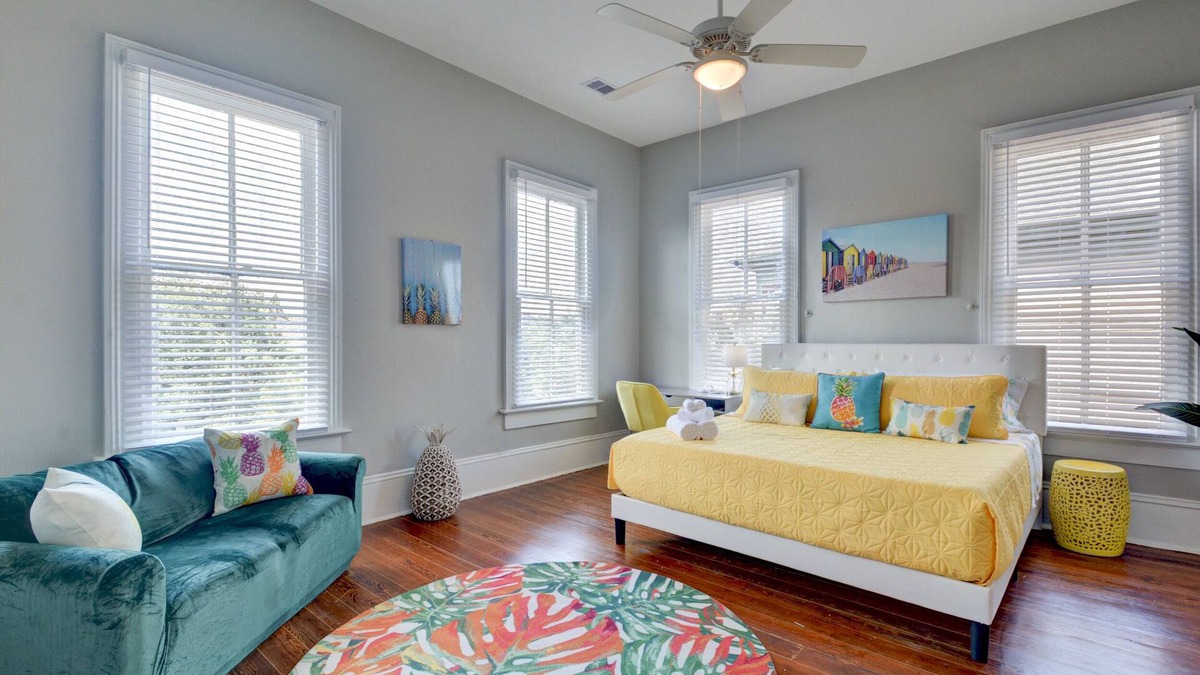 Galveston Apartment | Beauty on Ball - Main 2 - King Bed, Near restaurants and beach!