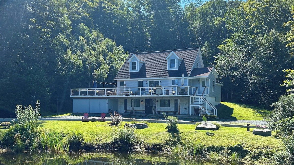 Whitingham House | Beaver's Bend Lakefront Retreat ~16 mi to Slopes & Pet Friendly!