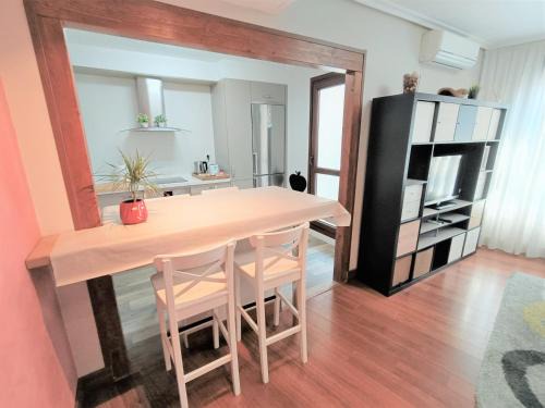 Barakaldo Apartment | BEC, Hospital Cruces, parking gratis, wifi, AA, a 15 min de Bilbao