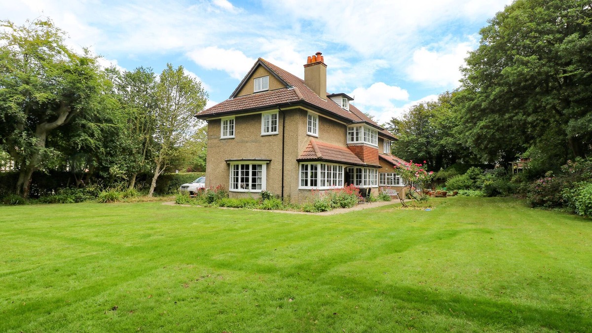 Overstrand House | BECKHYTHE COTTAGE, pet friendly, with open fire in Overstrand