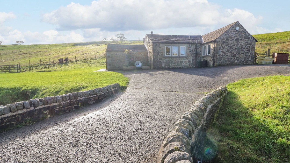 Sutton-in-Craven Cottage | BECKSIDE COTTAGE, romantic, with hot tub in Cowling