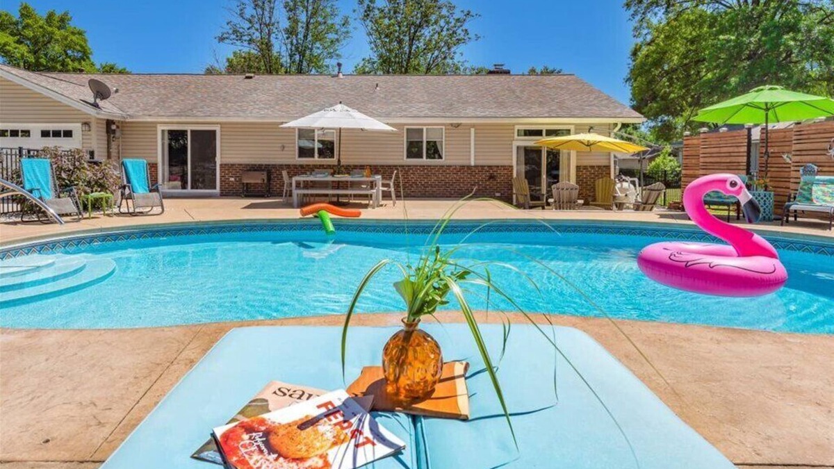 Ballwin House | Becky's Oasis/West STL Co-Sleeps 1-6