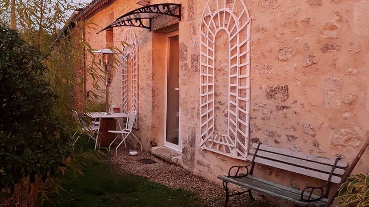 Saint-Philippe-dAiguille Hotel | Bed and Breakfast near Saint-Emilion Cozy Suite Apartment.