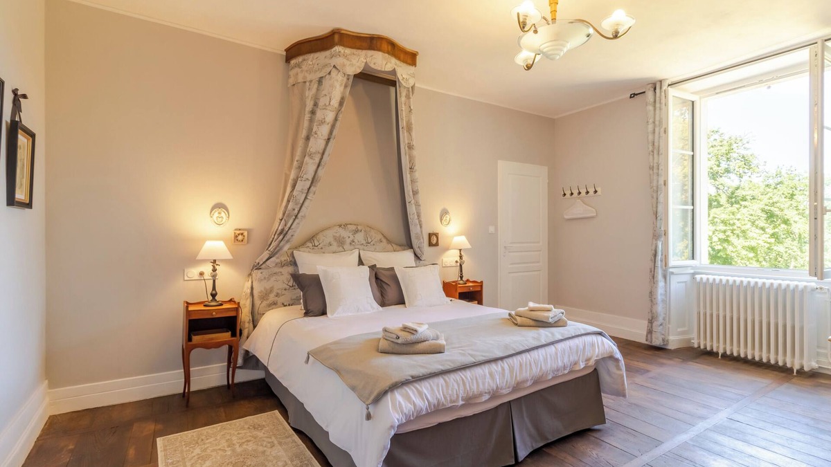Savignac-les-Eglises Bed & Breakfast | Bed and Breakfast 'La Romantique' with Shared Terrace, Shared Garden and Wi-Fi
