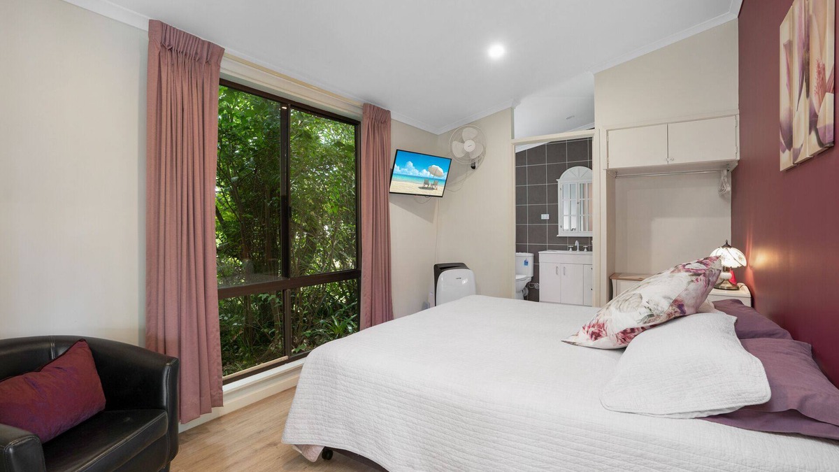 North Deep Creek Bed & Breakfast | Bed and Breakfast with stunning rural views overlooking pool. Handy to town.