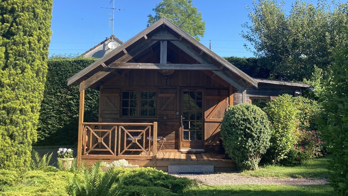 Beaufour-Druval Ski Chalet | Bed and breakfast with terrace in a detached chalet in Normandy