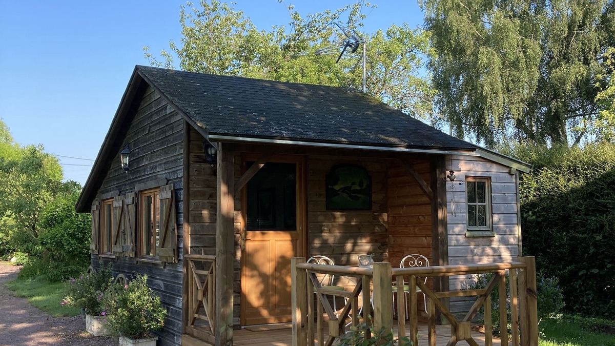 Beaufour-Druval Ski Chalet | Bed and breakfast with terrace in a detached chalet in Normandy