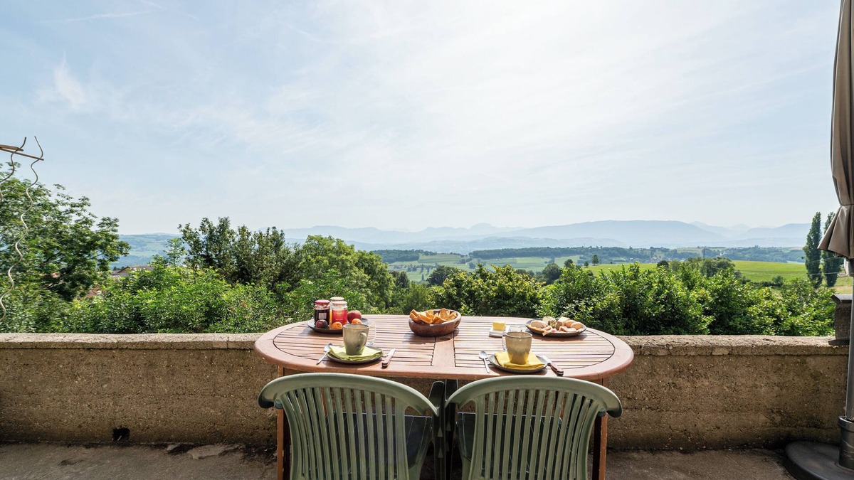 Moye House | Bed and breakfast "Chambre Bleue" with Mountain View, Private Terrace and Shared Garden