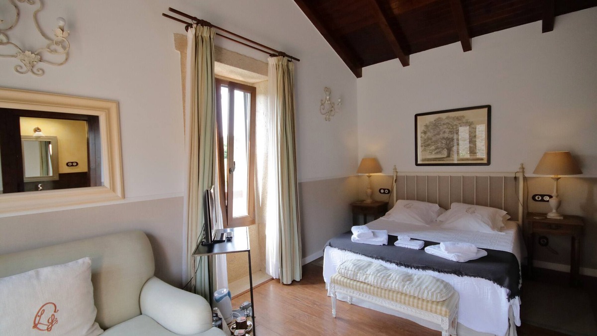 Camarinas Bed & Breakfast | Bed and Breakfast 'Cormorán' with Private Garden and Wi-Fi