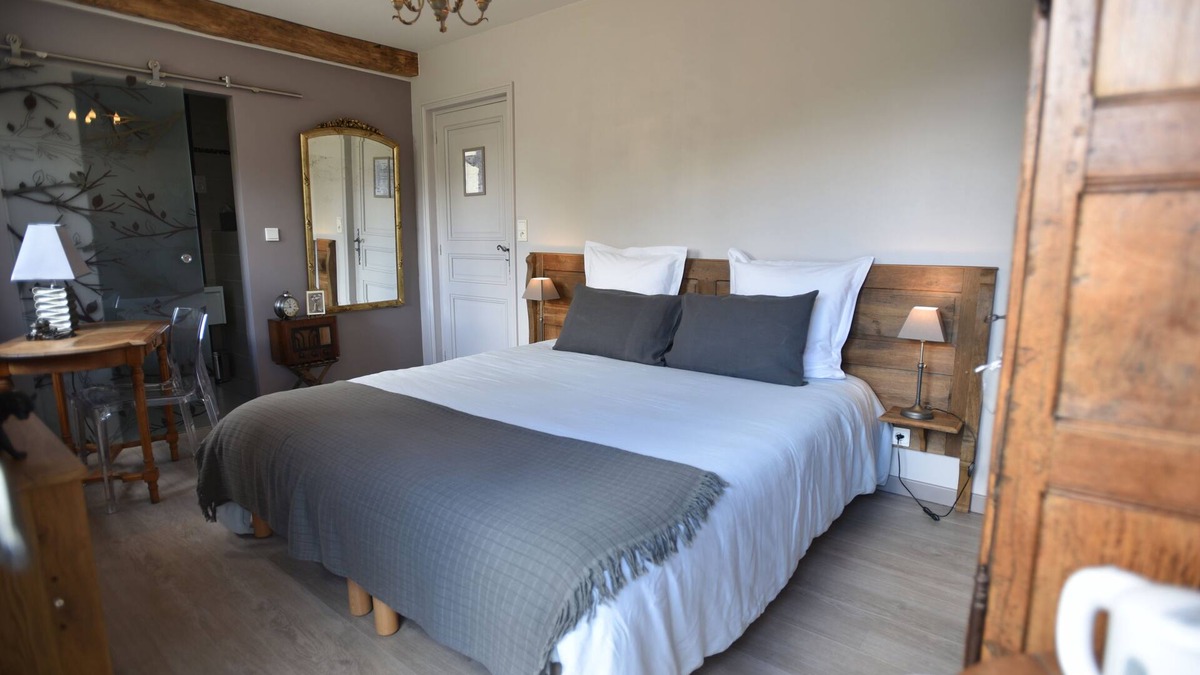 Sainte-Savine Bed & Breakfast | Bed and breakfast with heated pool in season