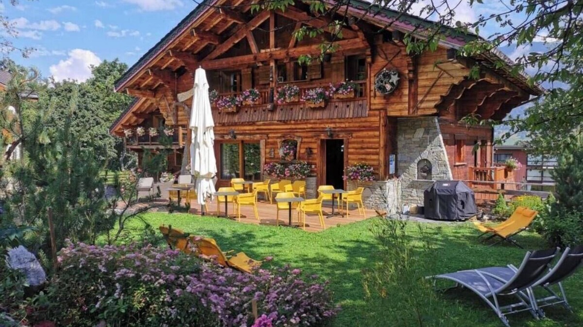 Le Praz Bed & Breakfast | Bed and Breakfast 'Gentiane' with Mountain View, Shared Terrace and Wi-Fi