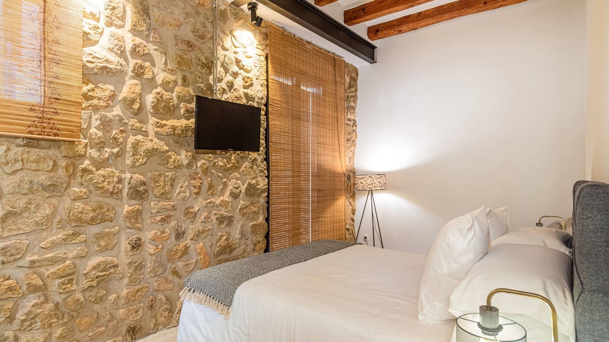 Balaguer Apartment | Bed and Breakfast 'Habitació' with Shared Terrace, Wi-Fi and Air Conditioning