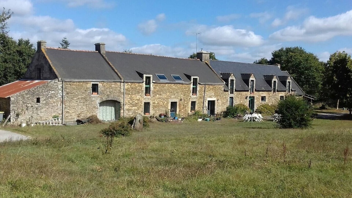 Ambon Bed & Breakfast | Bed and breakfast in traditional Breton longère