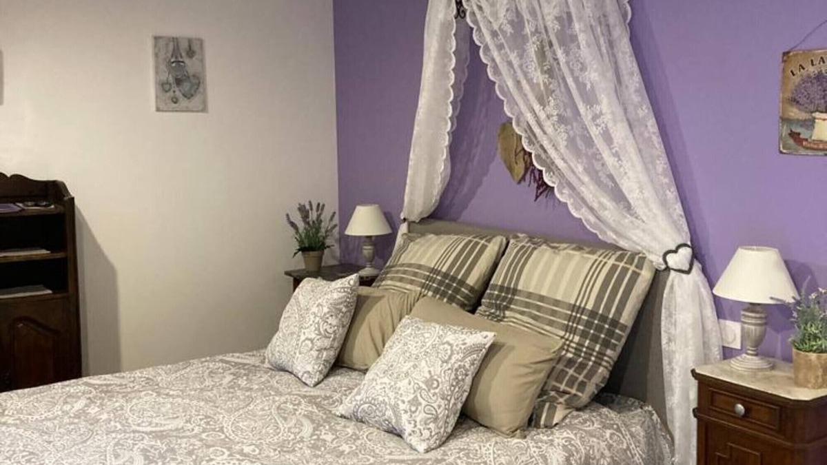 Puget Bed & Breakfast | Bed and Breakfast 'Lavande' with Shared Pool, Wi-Fi and Air Conditioning