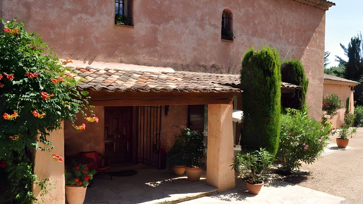 Le Rouret Bed & Breakfast | Bed and Breakfast 'Lou Souleù' with Shared Terrace, Wi-Fi and Air Conditioning