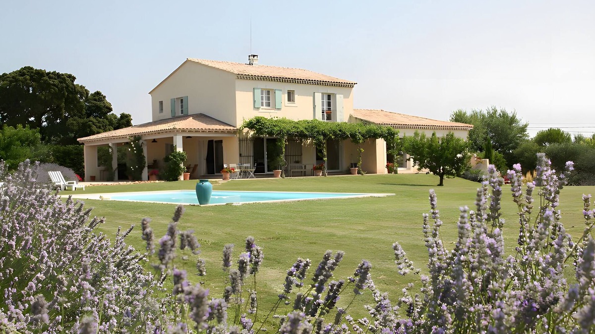 Estezargues Bed & Breakfast | Bed and Breakfast 'Manon' with Shared Terrace, Shared Garden and Wi-Fi