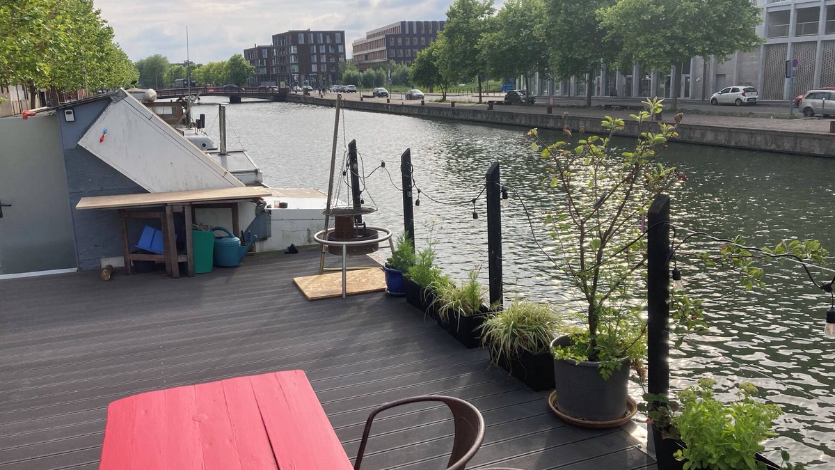 Bois Blancs Boat Rental | Bed and breakfast on a houseboat