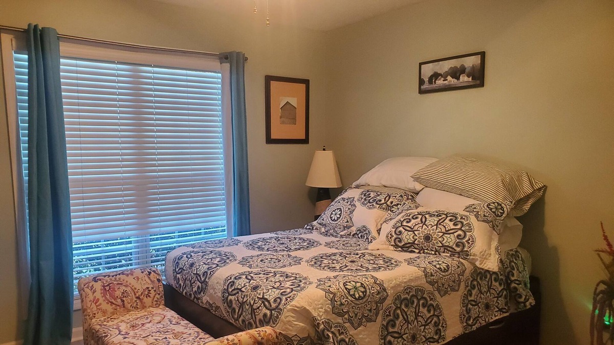 Midland House | Bed and Breakfast Personal Chef (Mudroom)