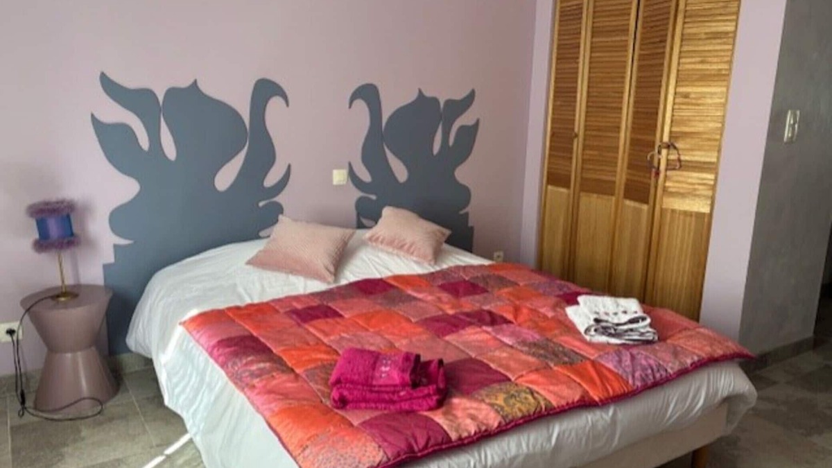 Gabillou Bed & Breakfast | Bed and Breakfast 'Safran' with Private Terrace, Shared Garden and Wi-Fi