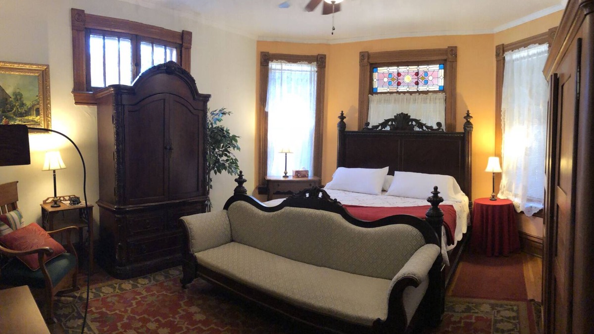 Nelsonville Bed & Breakfast | Bed and Breakfast w/Hot Tub near Hocking Hills in Nelsonville Oh Free Breakfast