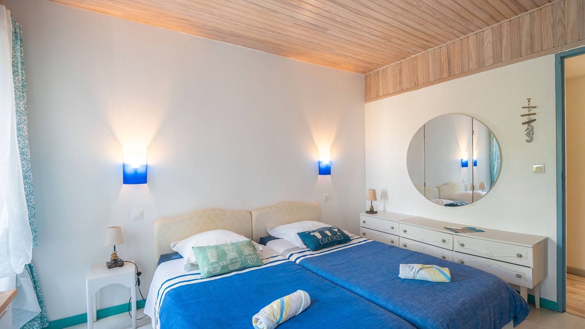 Marennes Bed & Breakfast | Bed and Breakfast 'Océane' with Shared Terrace, Private Garden and Wi-Fi