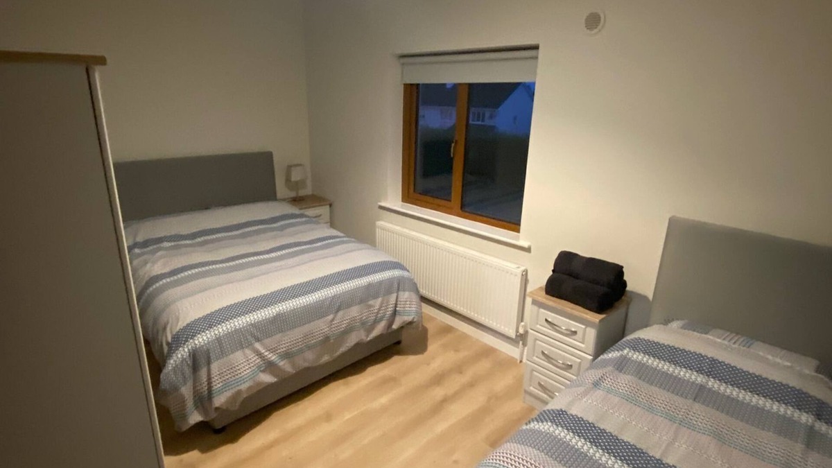 Dromod House | Bedroom 3, triple room sleeps 3, en-suite