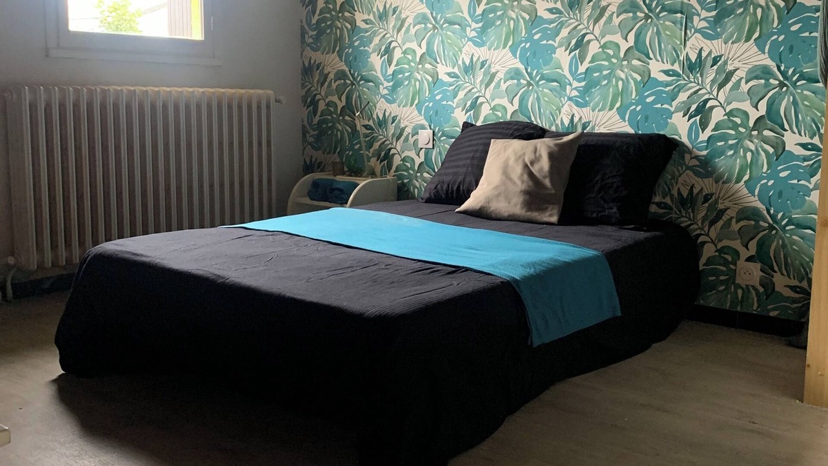 Lescar House | Bedroom + bathroom