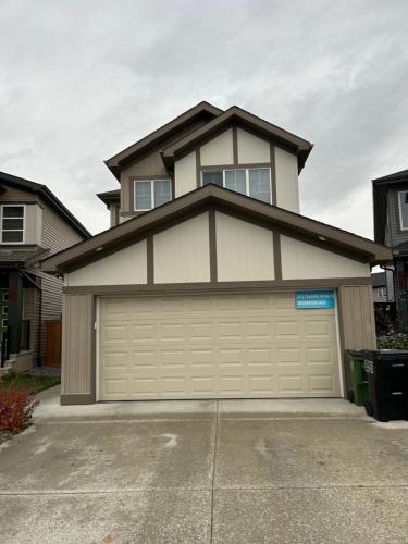 Southwest Edmonton House | Bedroom SW Edmonton HWY 2 near YEG