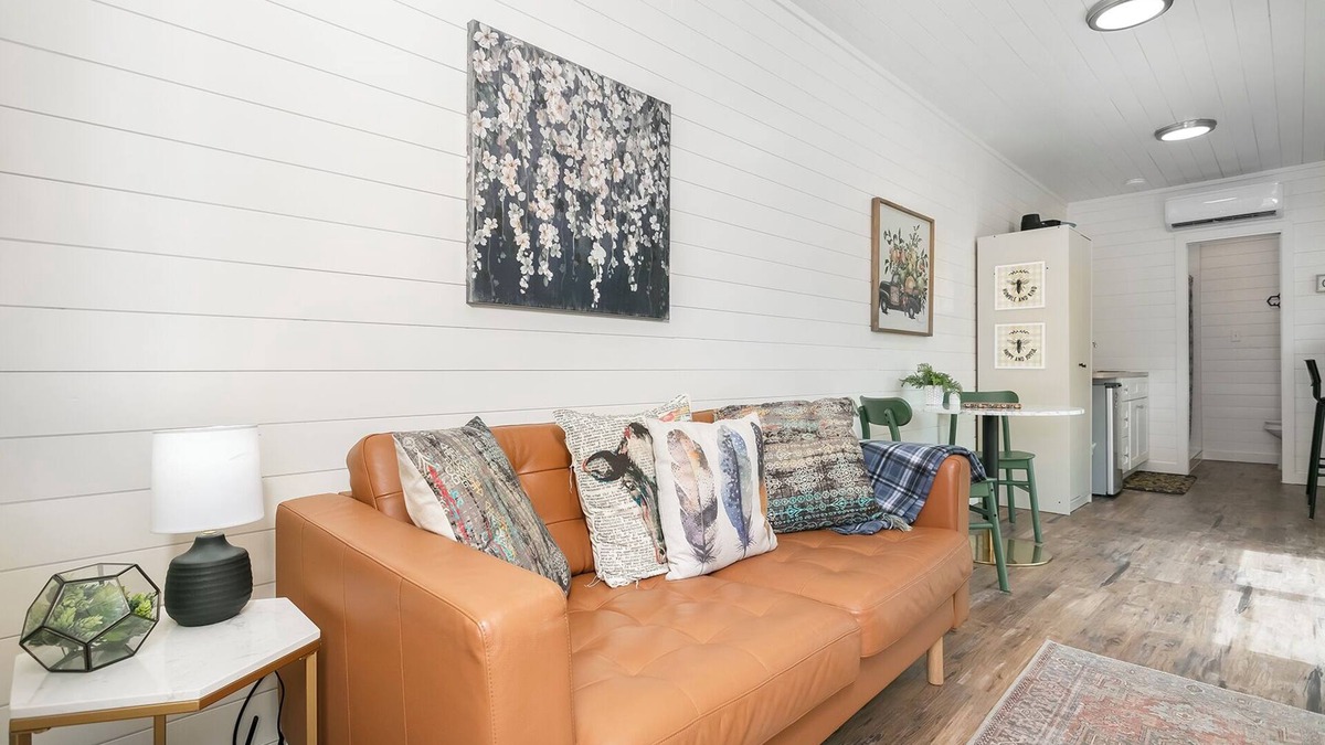 Fredericksburg Cottage | Bee at the Hive, 1/1 | Private Hot Tub | Gas Fire Pit | Cornhole