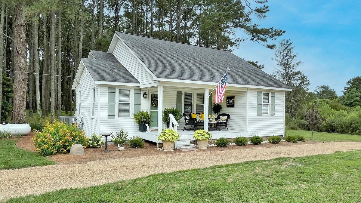 Schley House | "Bee Haven" Cottage Retreat Near Colonial Williamsburg