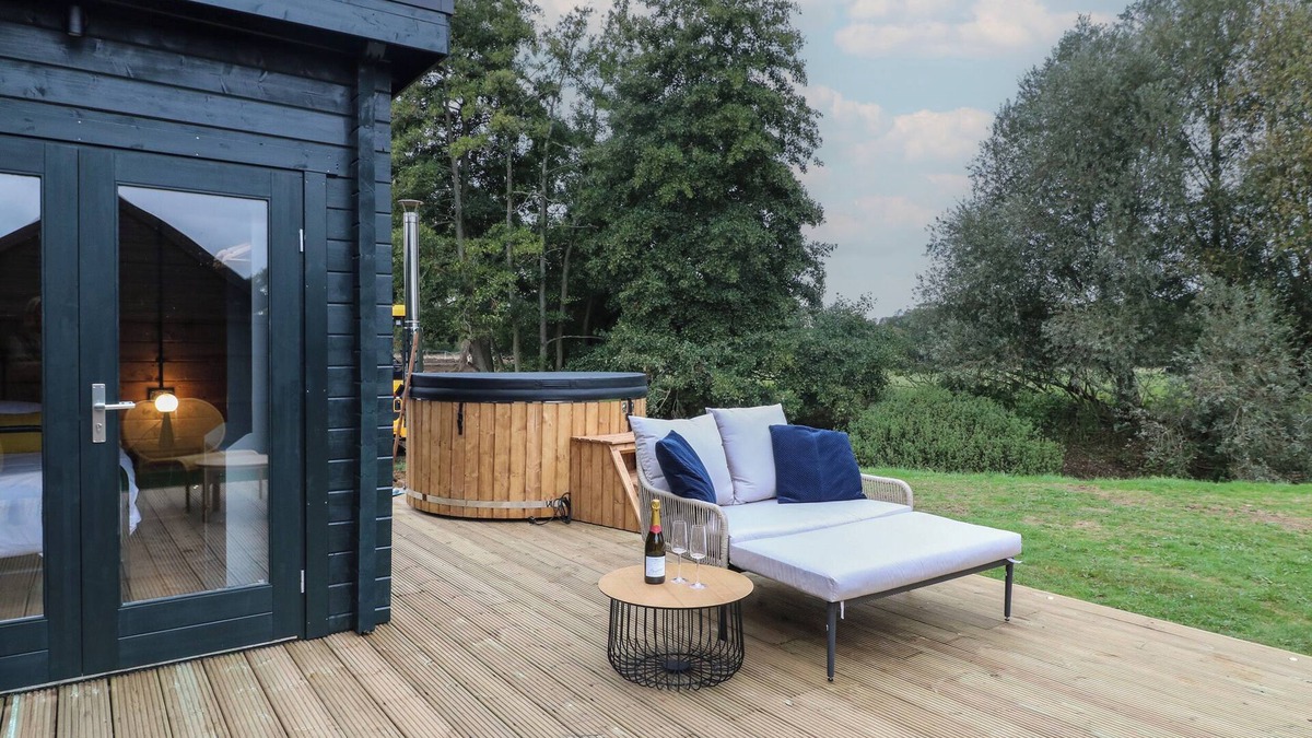 North Luffenham Cottage | BEE HIVE, pet friendly, with hot tub in Edith Weston