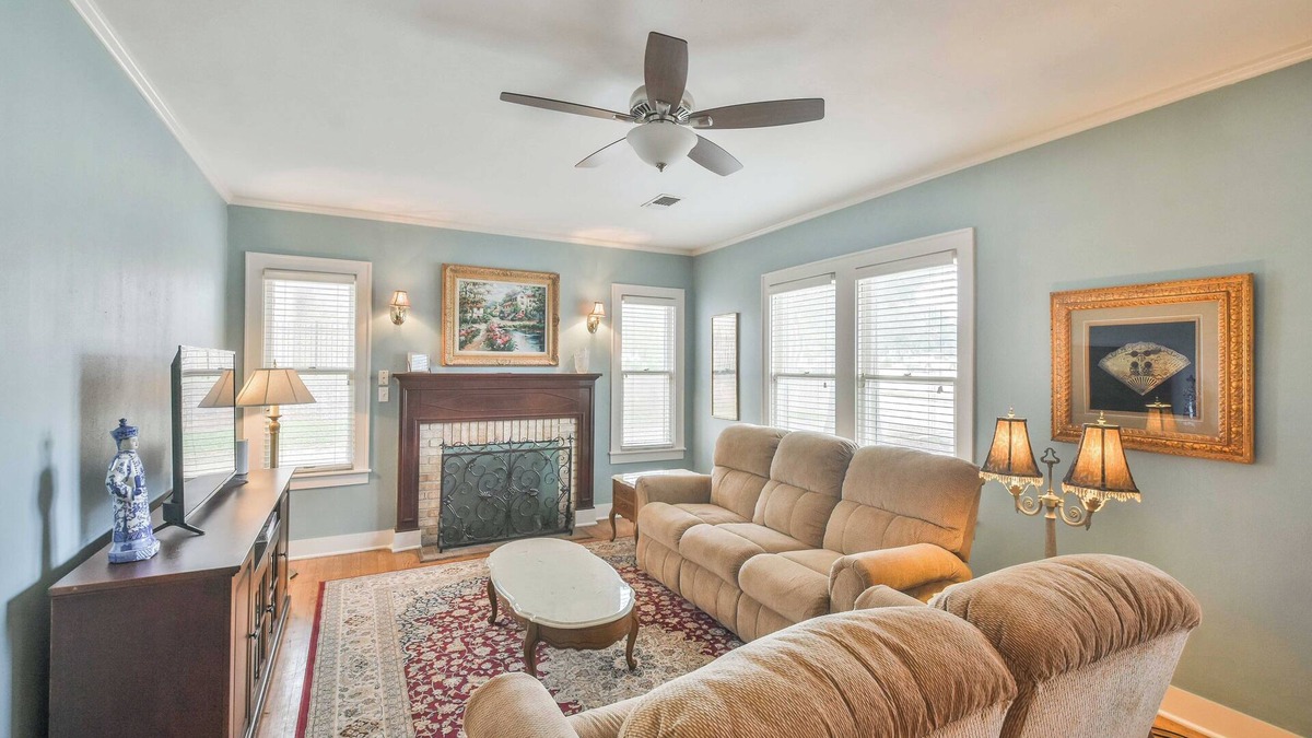Brenham House | BEE in BRENHAM Holiday Cottage - Premium location walking distance to downtown