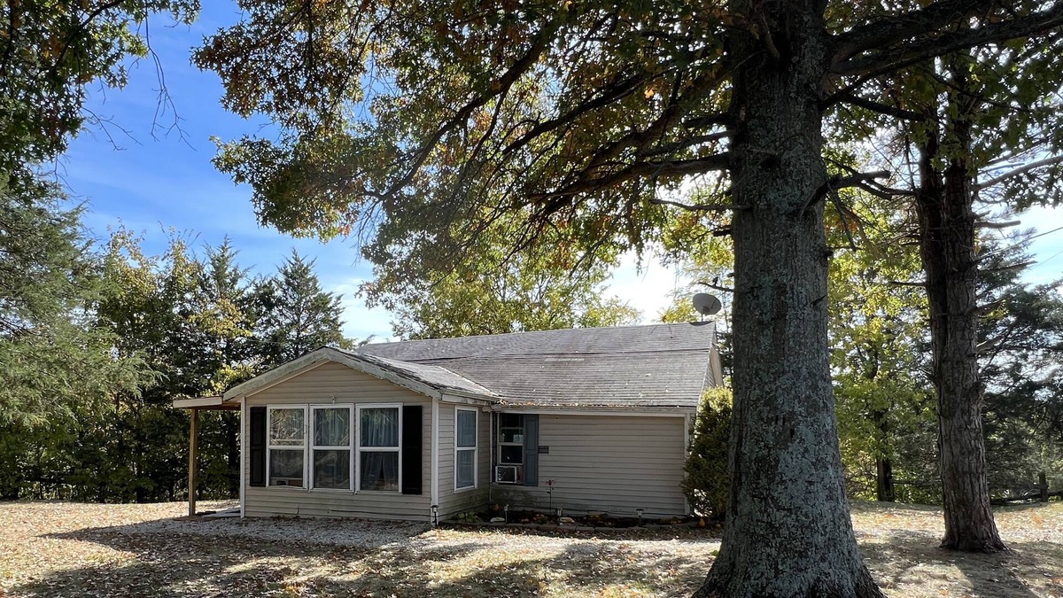 Jonesville Cottage | Bee Our Guests! Country setting close to the Ark 1950’s house. Relax