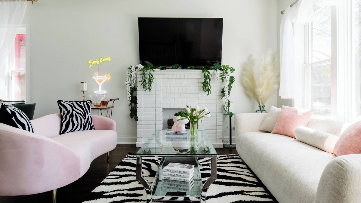 Chicago House | Bee's Knees - Ritzy, 1924 Hollywoodesque Bungalow