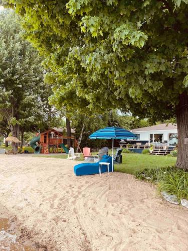 Fenelon Falls House | Bee's Luxury BeachHouse - Hot tub Sauna Playground & Game room