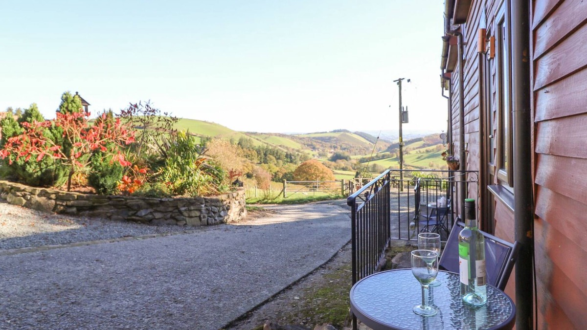 Llanidloes Cottage | BEECH COTTAGE, character holiday cottage, with a garden in Llanidloes