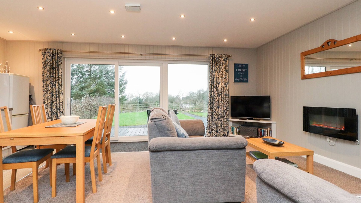 Preston Cottage | BEECH LODGE, character holiday cottage, with a garden in Goosnargh