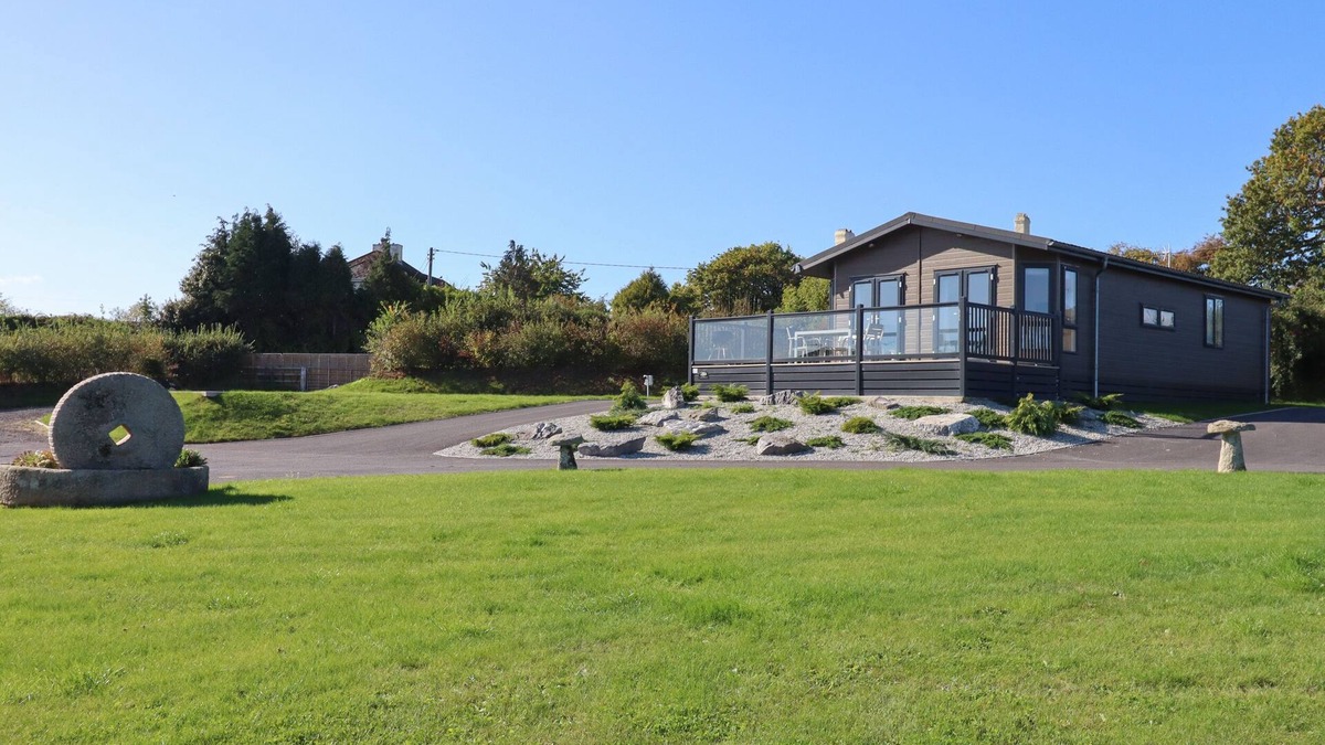 Teigngrace Cottage | BEECH LODGE, pet friendly, country holiday cottage in Newton Abbot