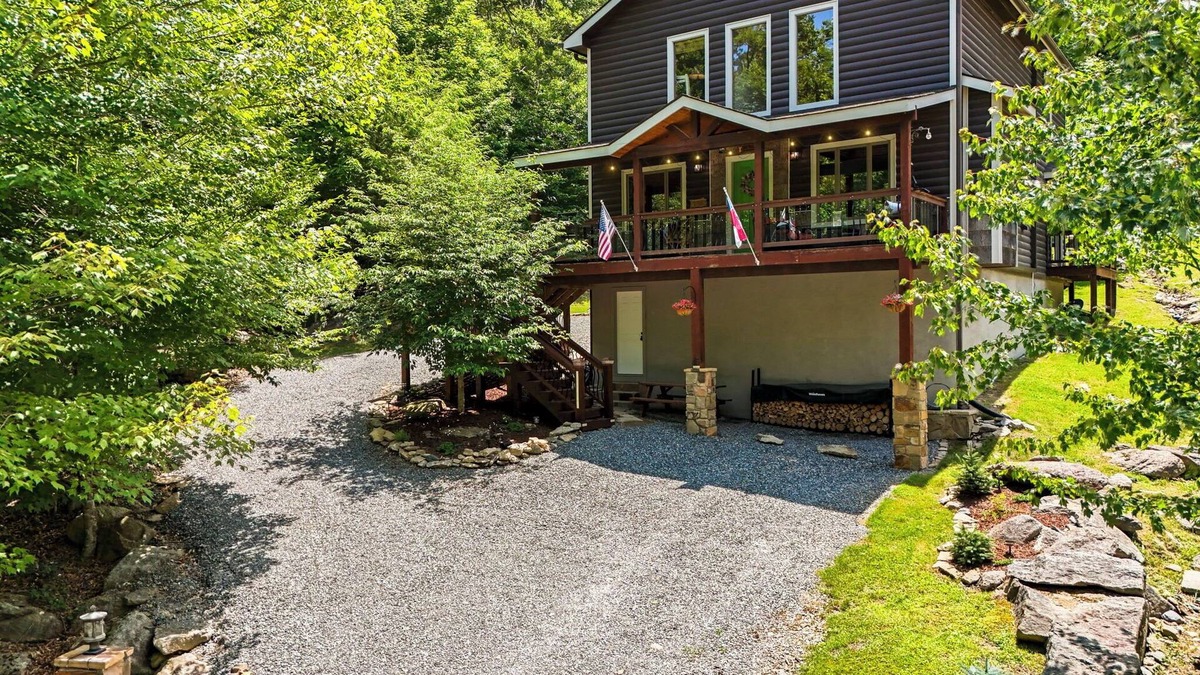 Charter Hills Cabin | BEECH MTN CABIN - 4 BR- GREAT YARD, 2 DOGS, FIRE PIT, VERY CLEAN, CENTRAL AC