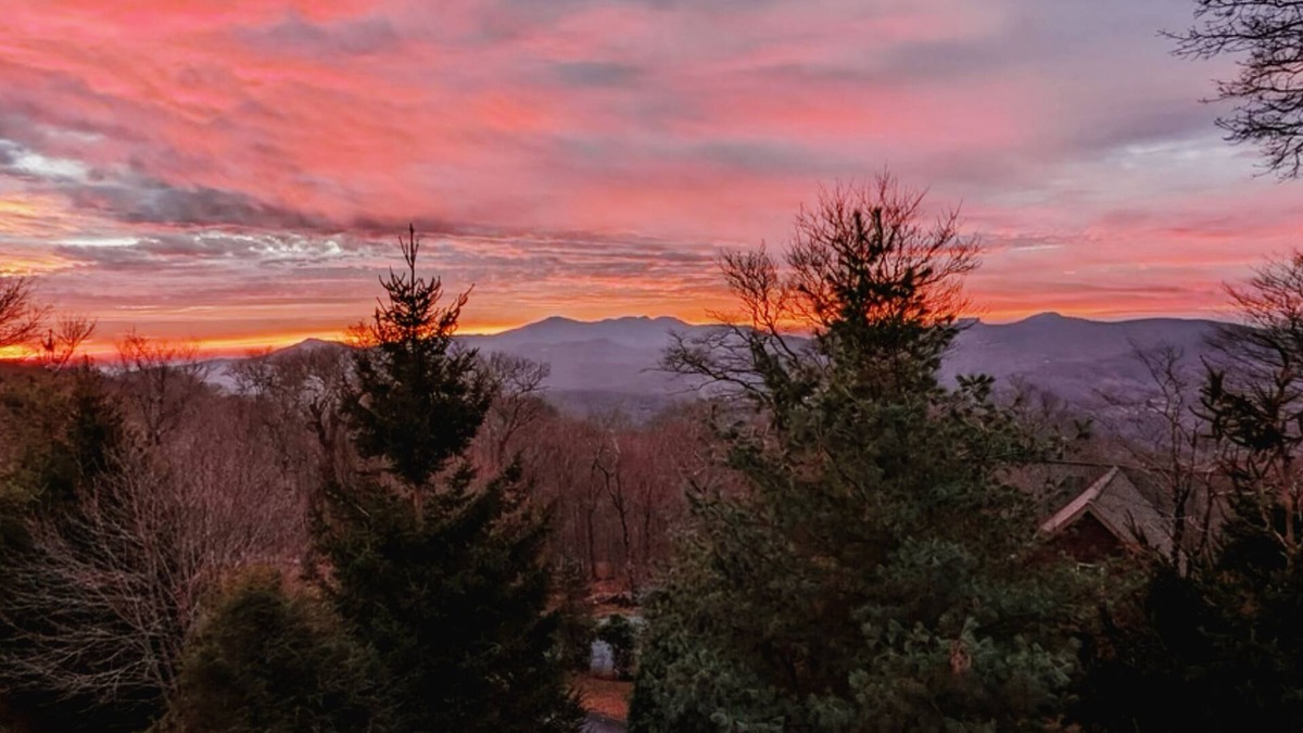 Southcrest Condo | Beech Mtn - GORGEOUS Mountain Views - Walk to Sledding Hill, slopes - Fireplace