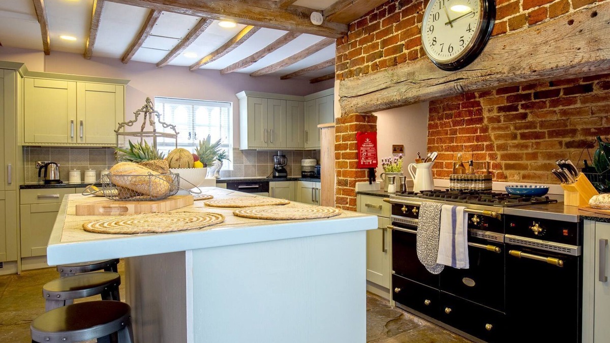 Quedgeley Cottage | Beecham Farmhouse - sleeps 12 guests in 6 bedrooms