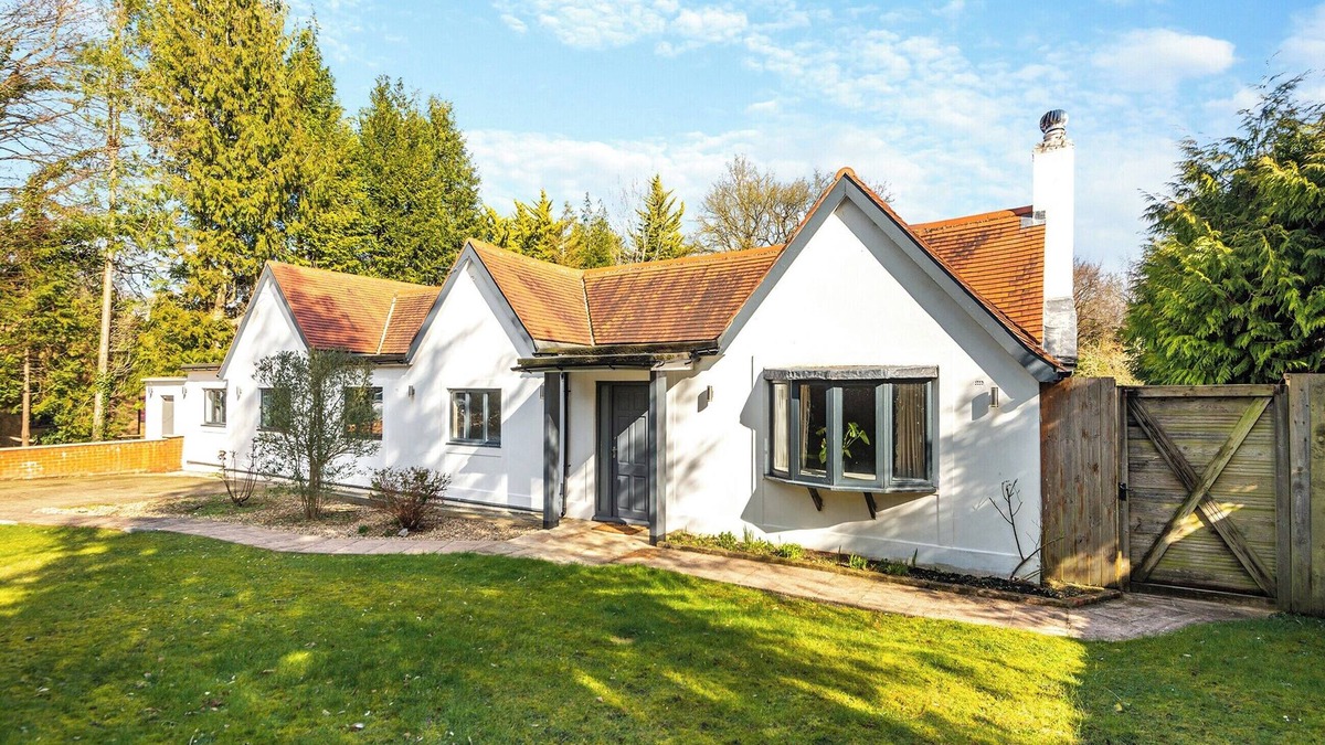 Leatherhead Cottage | Beechlawns Cottage - UK48832