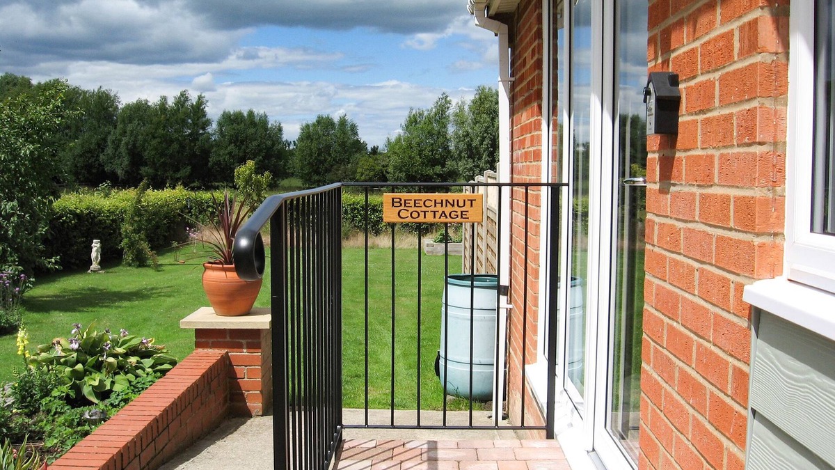 Patchway Cottage | BEECHNUT COTTAGE, pet friendly, with a garden in Tewkesbury