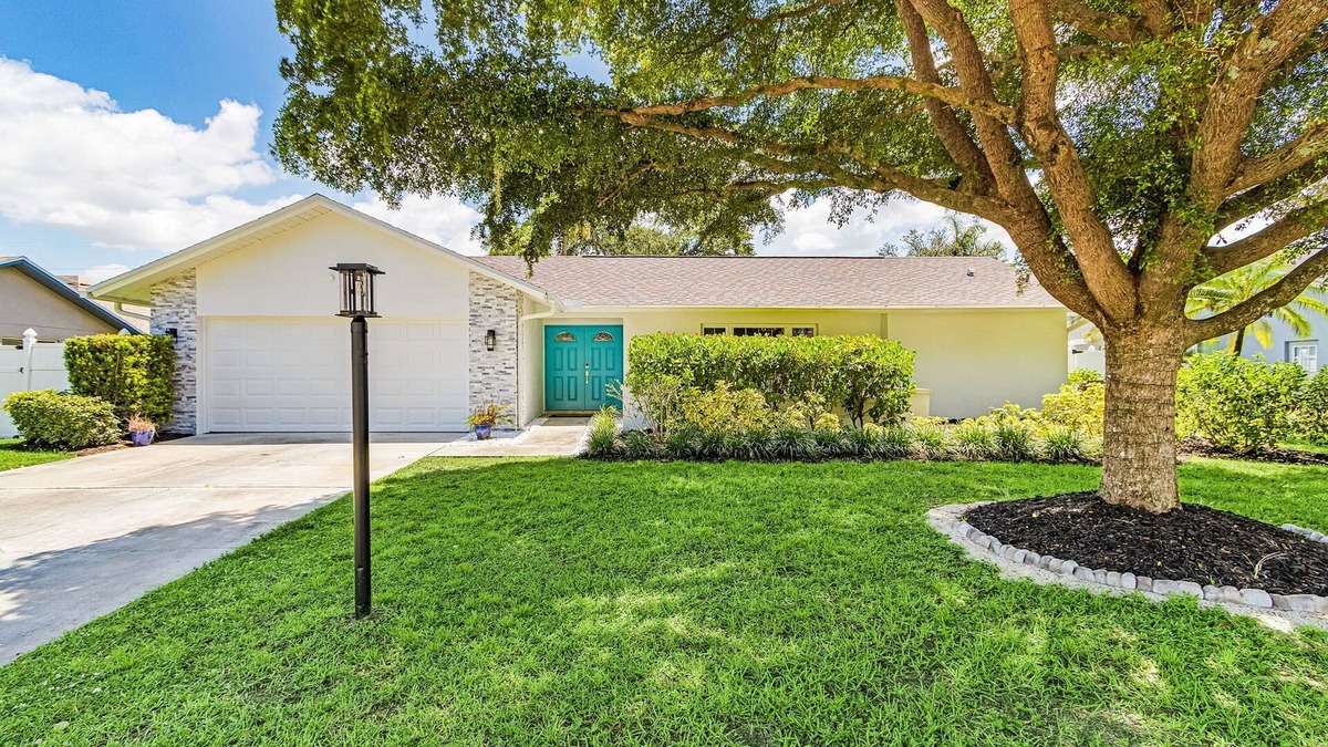 Biggar House | Beechwood Bungalow! Spacious 4-bedroom house with pool in charming Fort Myers