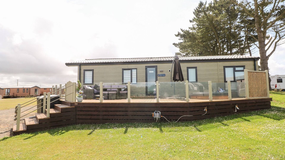 Hasguard Cross Cottage | BEECHWOOD LODGE, pet friendly, with hot tub in Broad Haven