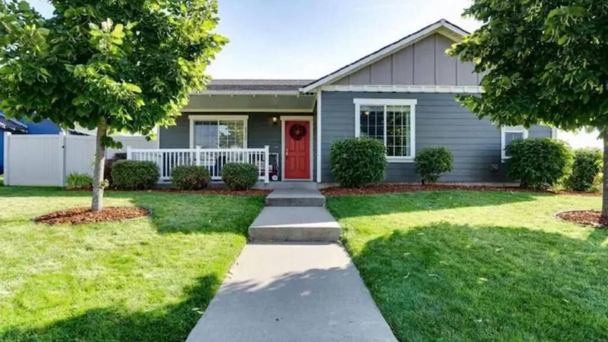 Rathdrum House | BeeCozy Cottage-Near Silverwood & Lakes! 3 bedroom & 2 baths!